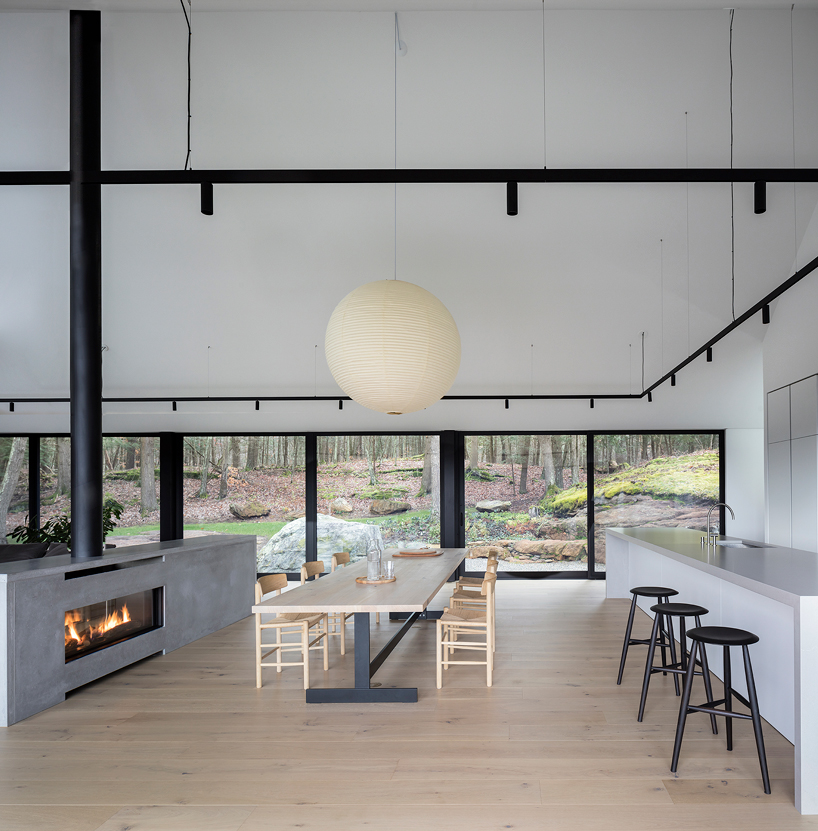 desai chia builds 'ledge house' next to a prehistoric boulder in the connecticut valley