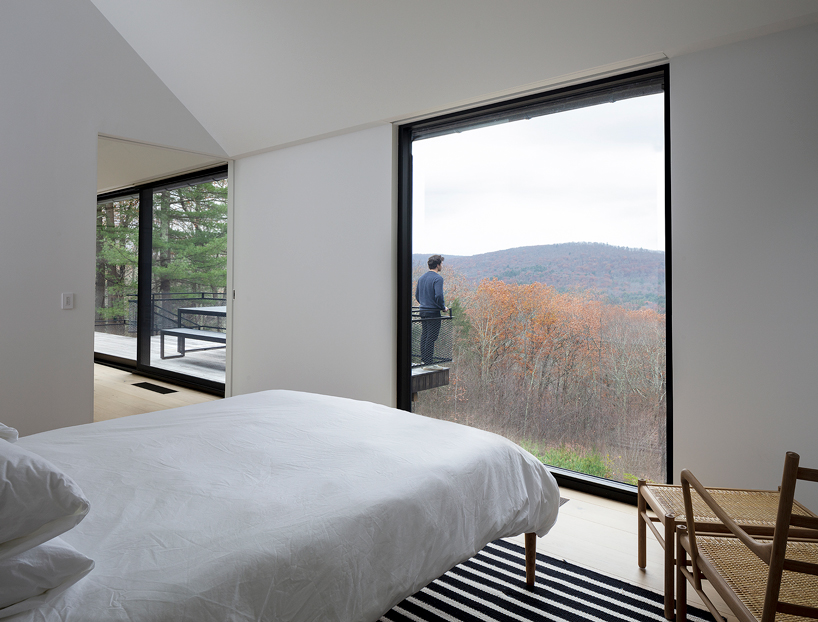 desai chia builds 'ledge house' next to a prehistoric boulder in the connecticut valley