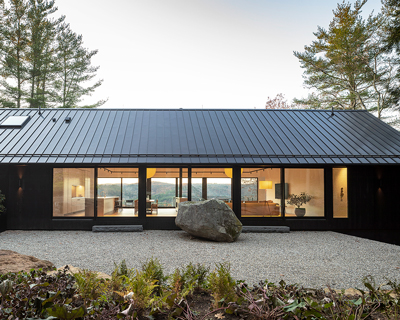 desai chia builds 'ledge house' next to a prehistoric boulder in the connecticut valley