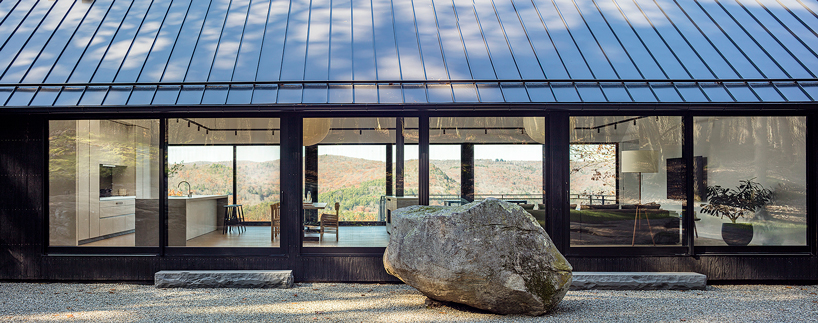 desai chia builds 'ledge house' next to a prehistoric boulder in the connecticut valley
