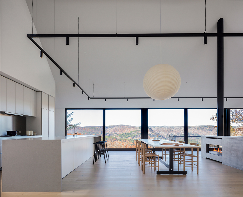 desai chia builds 'ledge house' next to a prehistoric boulder in the connecticut valley