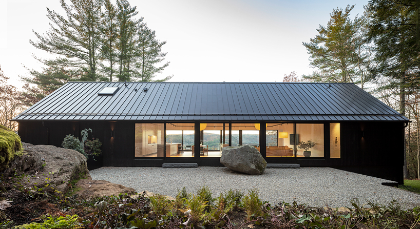 desai chia builds 'ledge house' next to a prehistoric boulder in the connecticut valley