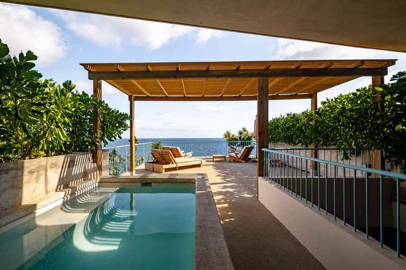francisco pardo steps 'villas escondida' into a coastal site in mexico designboom