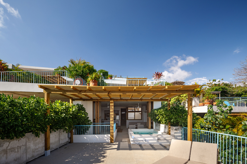 francisco pardo steps 'villas escondida' into a coastal site in mexico designboom