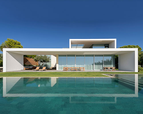 holiday villa in the portuguese riviera by arq tailor's offers unobstructed ocean views