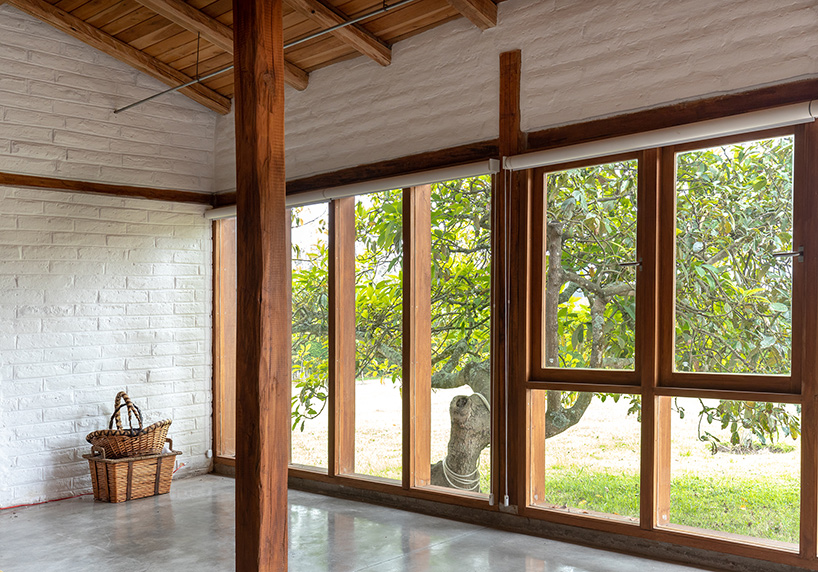 jorge ramón giacometti renovates 'avocados house' in ecuador with new glazed façade