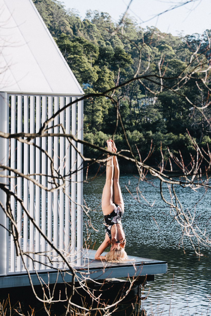 licht architecture builds a floating sauna on lake derby in tasmania designboom