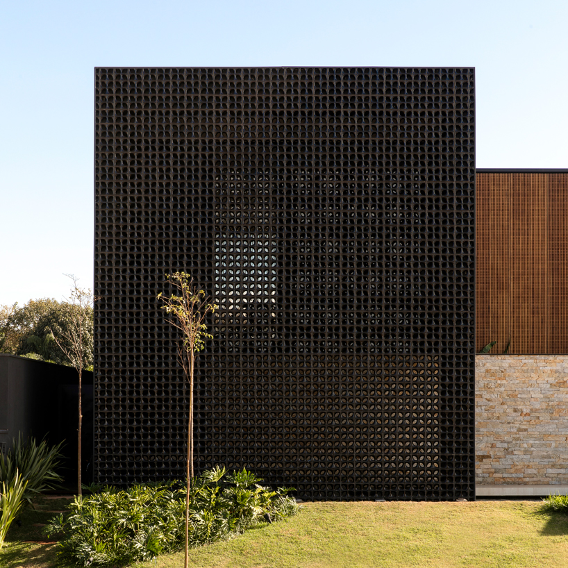 mf + arquitetos aplica ladrillos de cobogó negro a casa en franca, brasil designboom