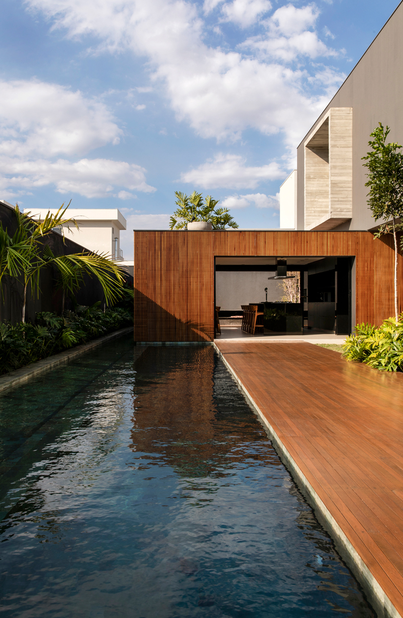 mf + arquitetos aplica ladrillos de cobogó negro a casa en franca, brasil designboom