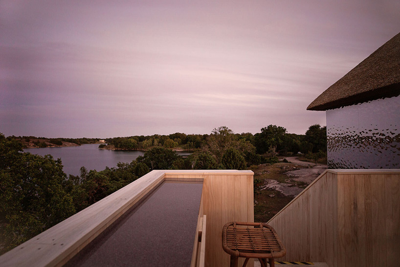 SynVillan is an elevated, mirrored villa at scandinavia's largest safari park