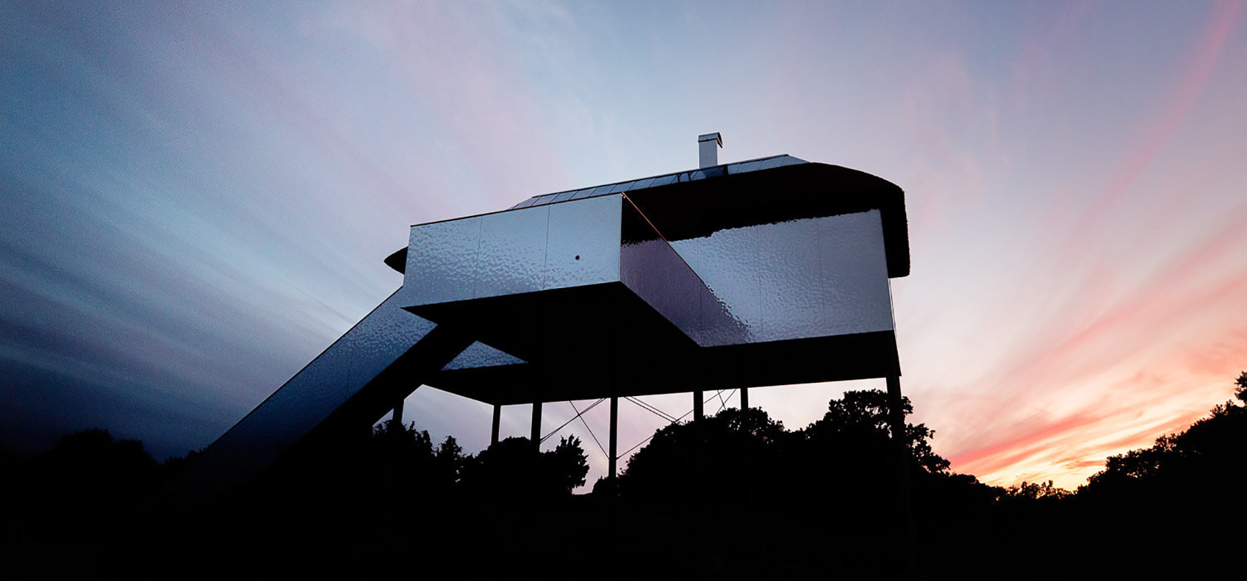 tomas-sandell-synvillan-mirrored-floating-villa-sweden-designboom-X