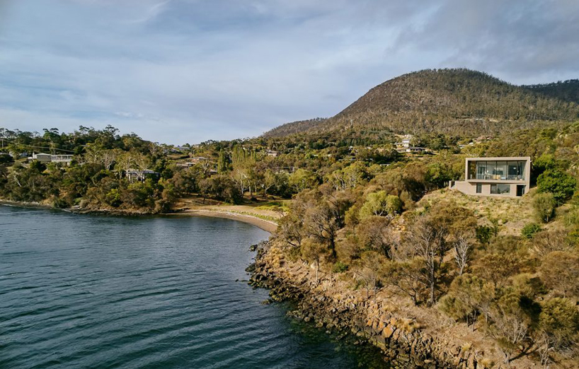 topology studio builds a house overlooking otago bay in tasmania designboom