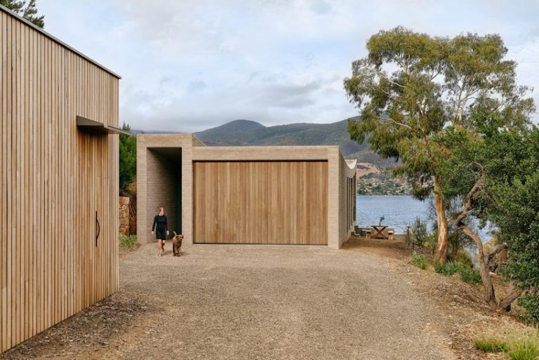 topology studio builds a house overlooking otago bay in tasmania