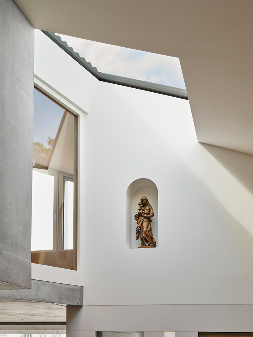 alex lehnerer's rühlstrasse house introduces curving concrete to bavaria