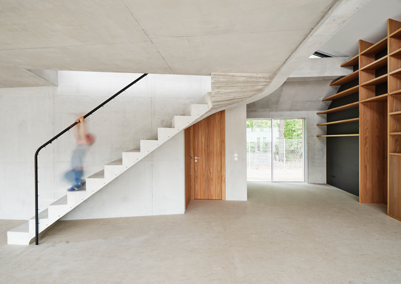 alex lehnerer's rühlstrasse house introduces curving concrete to bavaria