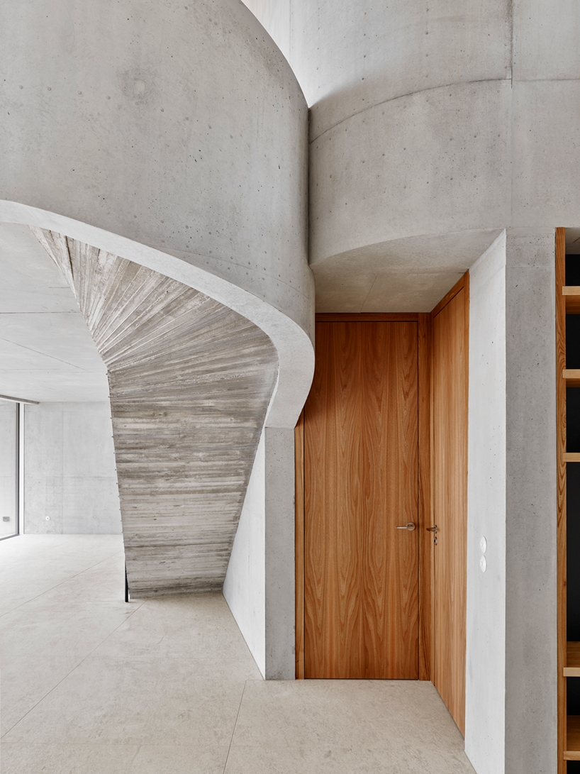 alex lehnerer's rühlstrasse house introduces curving concrete to bavaria