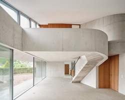 alex lehnerer's rühlstrasse house introduces curving concrete to bavaria