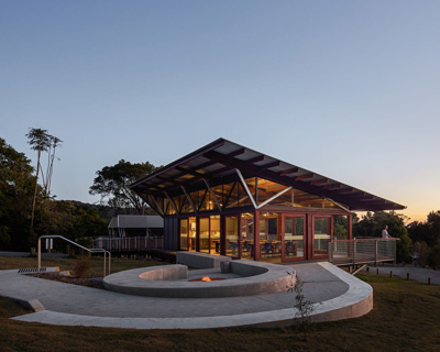 aspect architecture immerses o’reilly’s campground retreat in australian rainforest