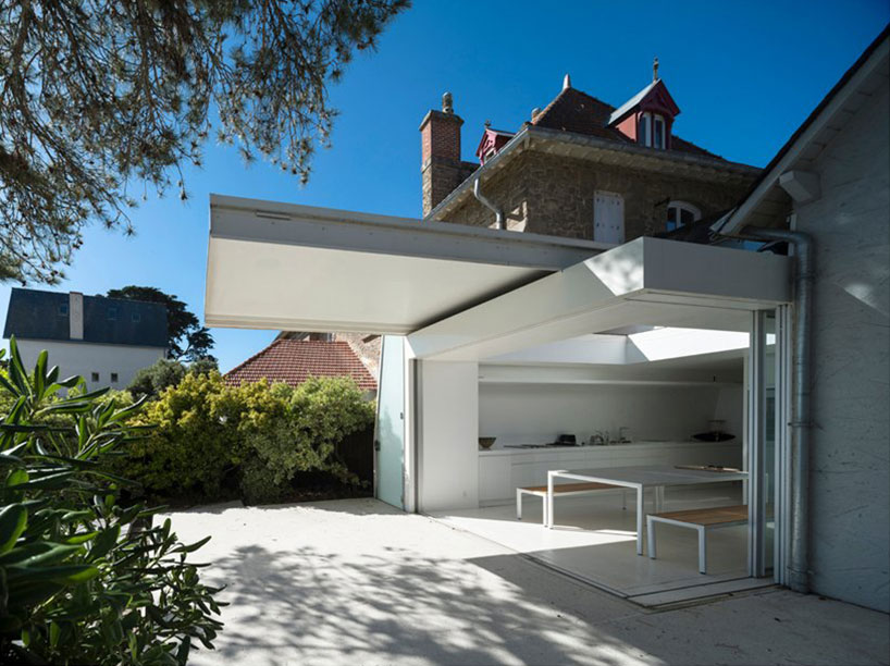 avignon-clouet architects builds summer house with removable roof in france