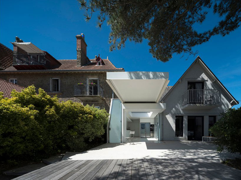avignon-clouet architects builds summer house with removable roof in france
