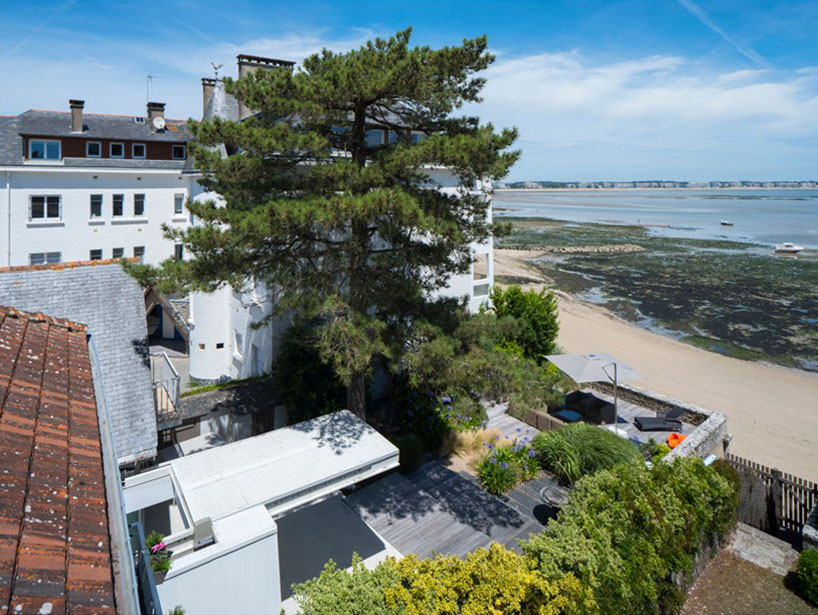 avignon-clouet architects builds summer house with removable roof in france