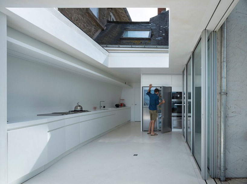 avignon-clouet architects builds summer house with removable roof in france