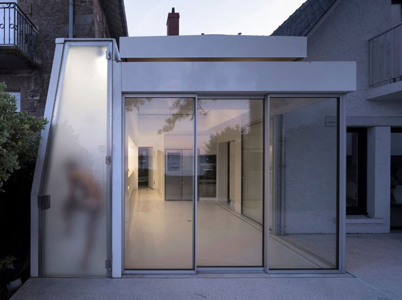 avignon-clouet architects builds summer house with removable roof in france