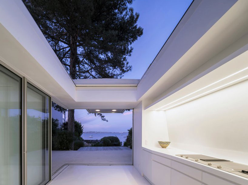 avignon-clouet architects builds summer house with removable roof in france