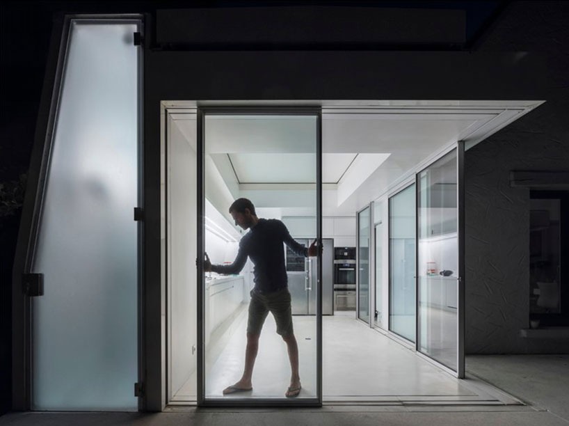 avignon-clouet architects builds summer house with removable roof in france