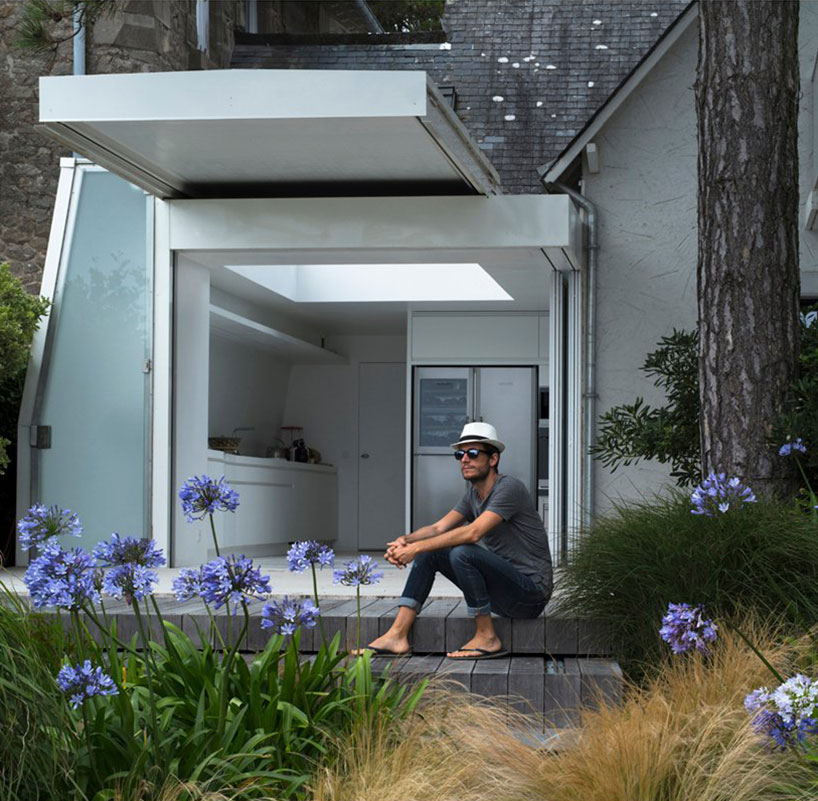 avignon-clouet architects builds summer house with removable roof in france
