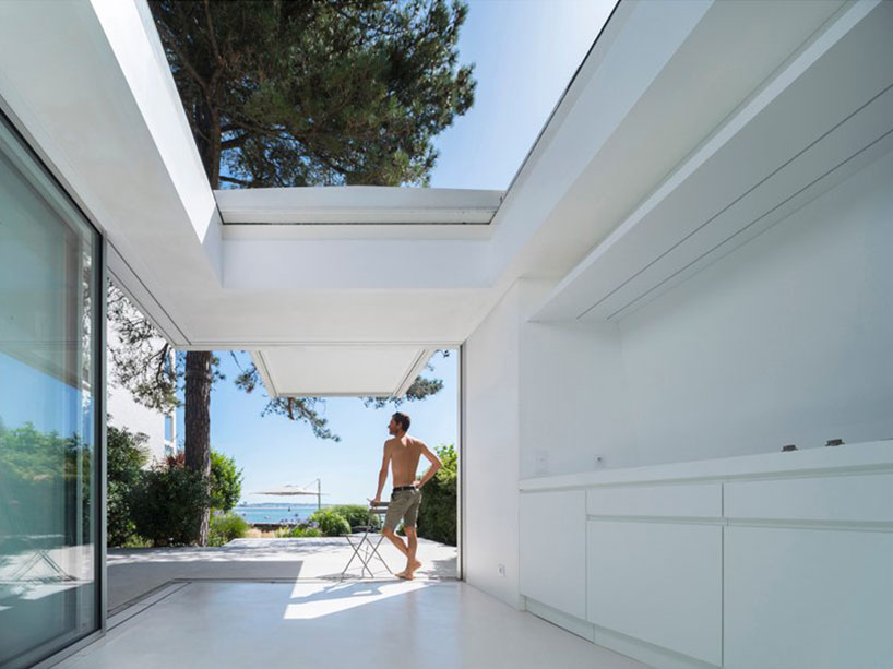 avignon-clouet architects builds summer house with removable roof in france