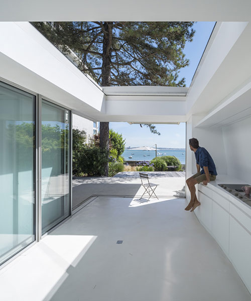 avignon-clouet architects builds summer house with removable roof in france