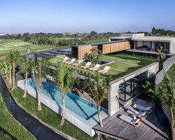 caceres + tous connects the two volumes of 'house S' in bali with steel + wood bridge