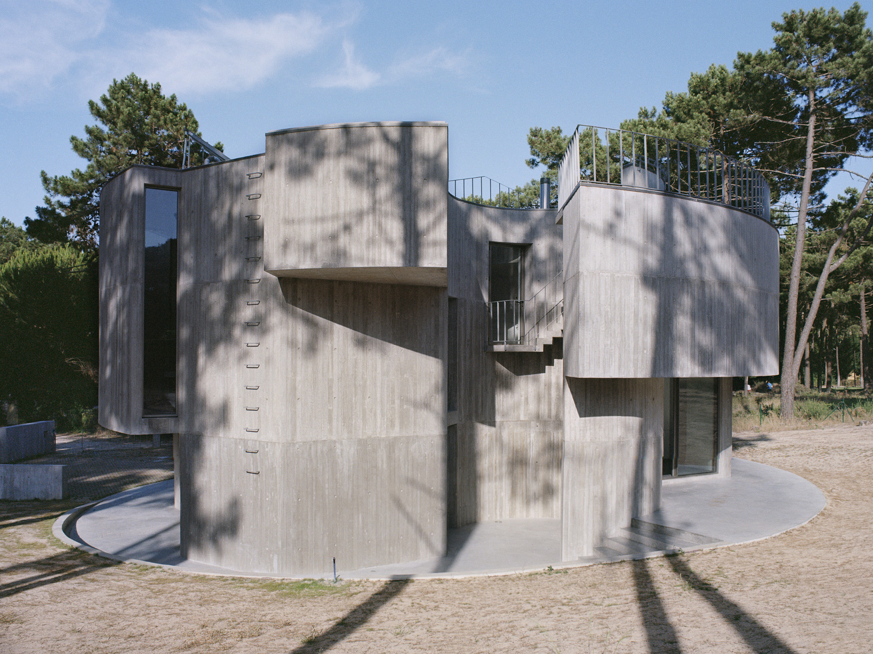 double(o)-studio-casa-trevo-trefoil-house-portugal-designboom-1800b