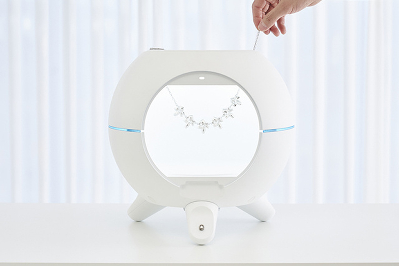 capture glossy images with foldio360 dome, a portable photography studio with turntable
