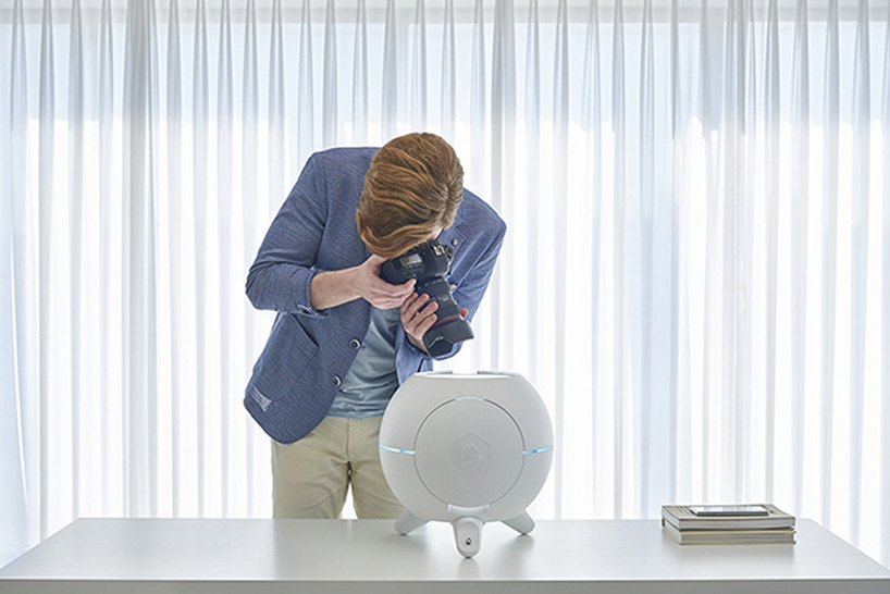 capture glossy images with foldio360 dome, a portable photography studio with turntable