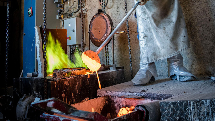 frank gehry designs sculptural gold bottle for hennessy X.O's 150th anniversary