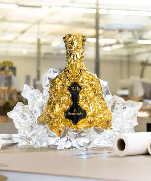 frank gehry designs sculptural gold bottle for hennessy X.O's 150th anniversary