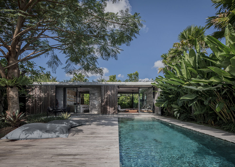 caceres + tous adds large sliding doors to connect the house with its surroundings