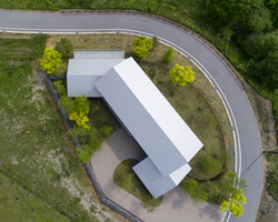 a cluster of concrete volumes form this weekend house by KIAS in japan