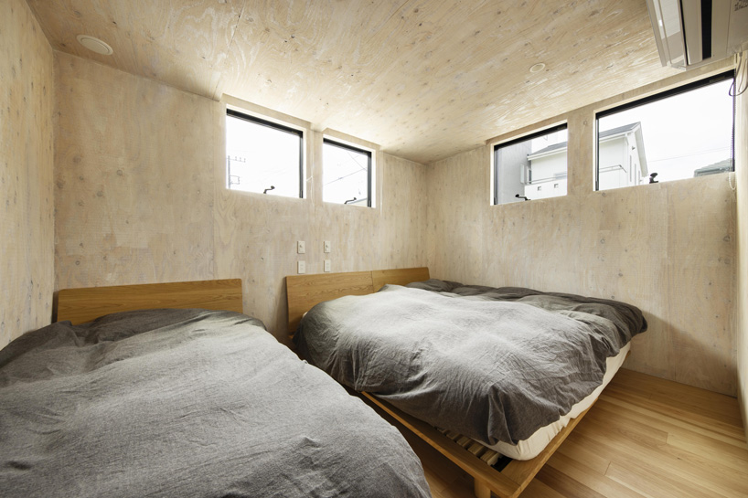 N.A.O completes symmetric, single-story 'house-W' with all-wood interior in japan