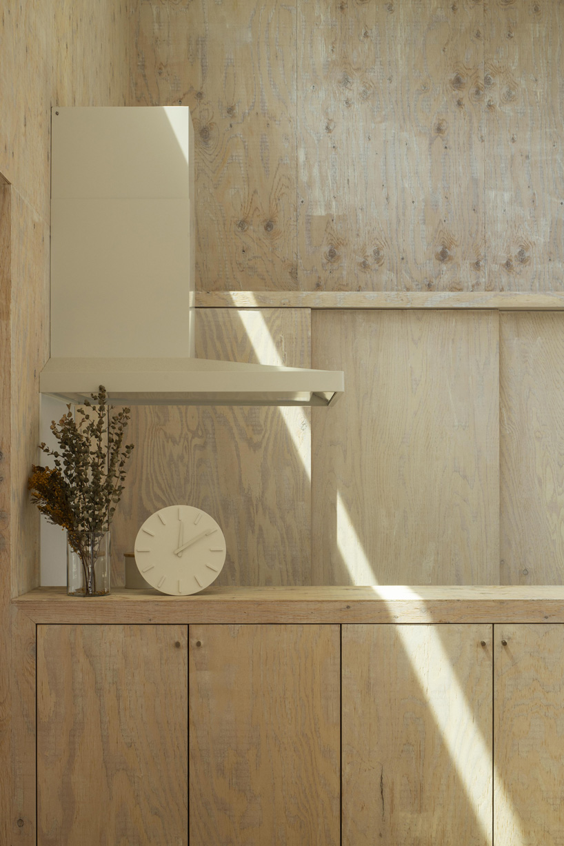 N.A.O completes symmetric, single-story 'house-W' with all-wood interior in japan