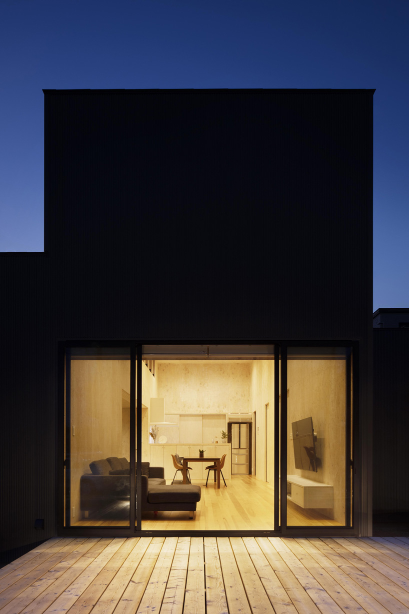 N.A.O completes symmetric, single-story 'house-W' with all-wood interior in japan