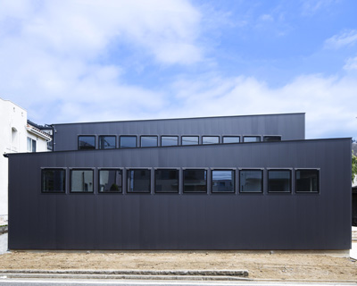 N.A.O completes symmetric, single-story 'house-W' with all-wood interior in japan