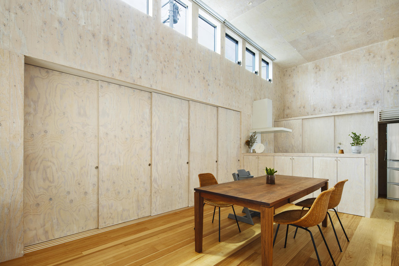 N.A.O completes symmetric, single-story 'house-W' with all-wood interior in japan