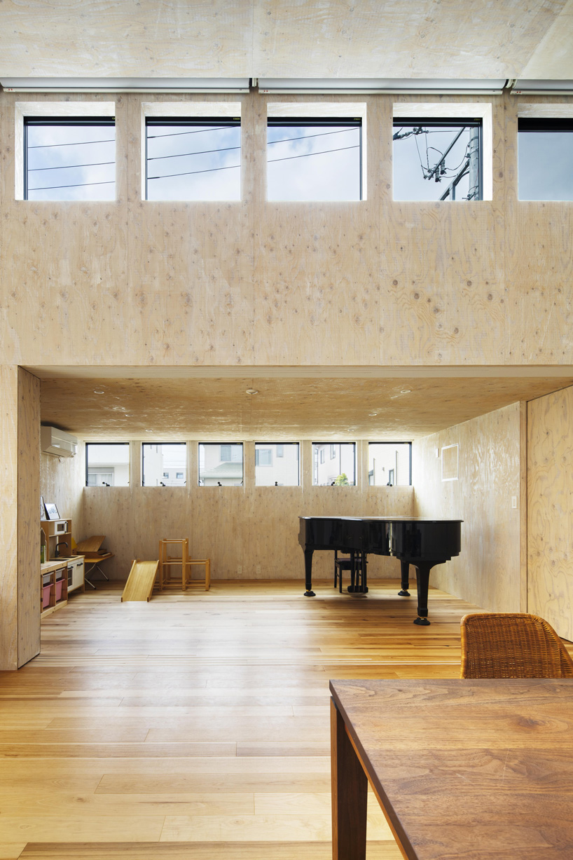 N.A.O completes symmetric, single-story 'house-W' with all-wood interior in japan