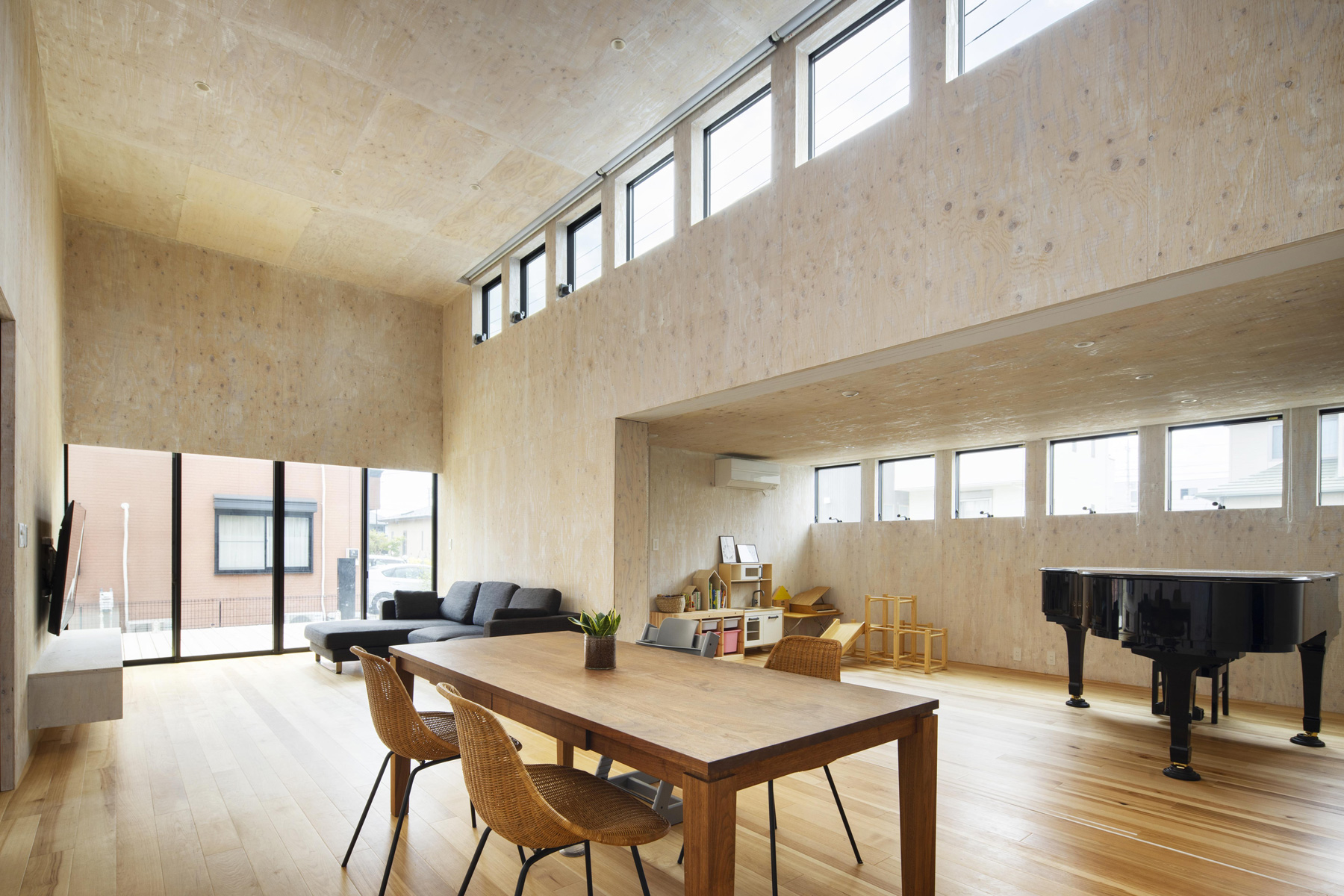 N.A.O completes symmetric, single-story 'house-W' with all-wood interior in japan