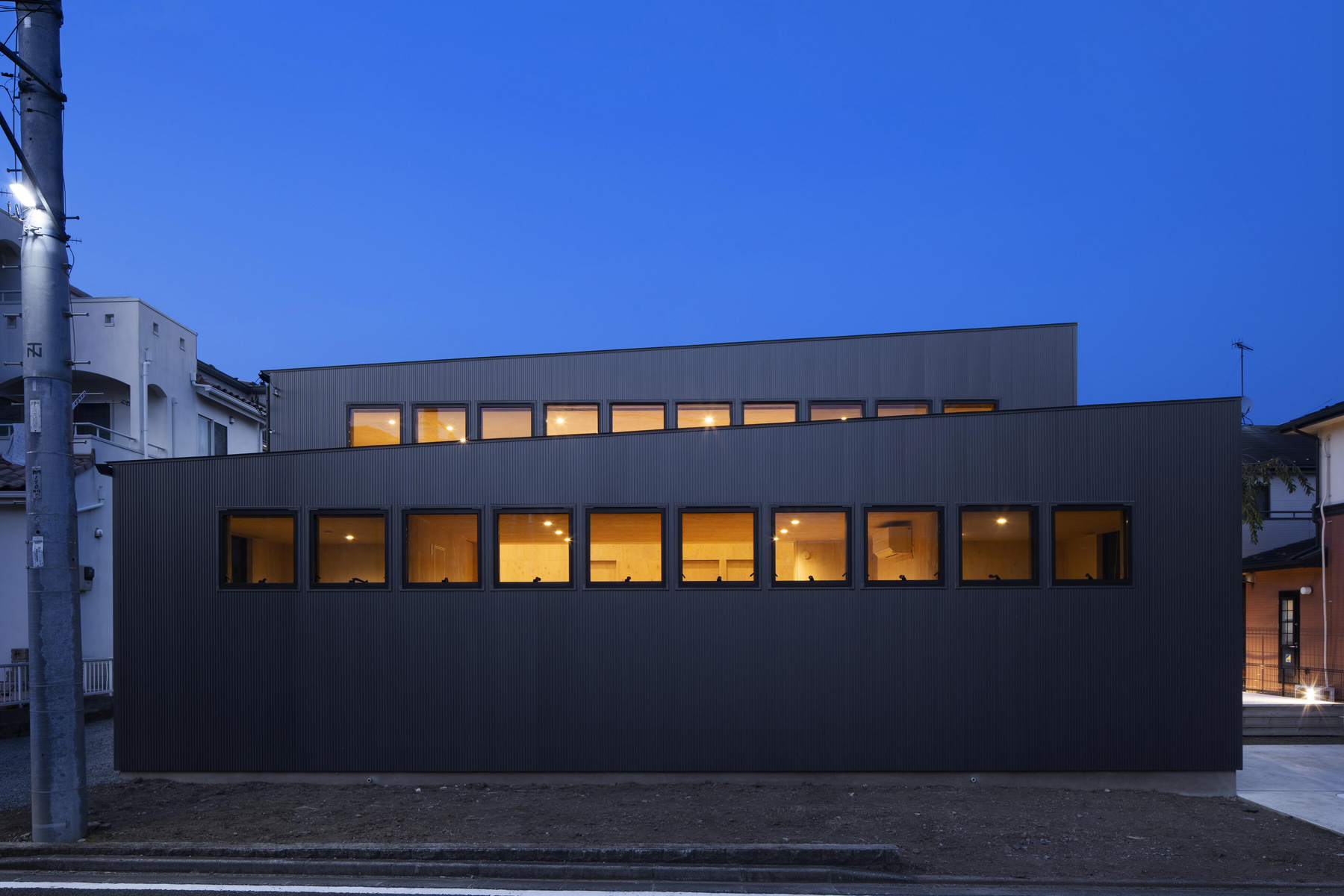N.A.O completes symmetric, single-story 'house-W' with all-wood interior in japan