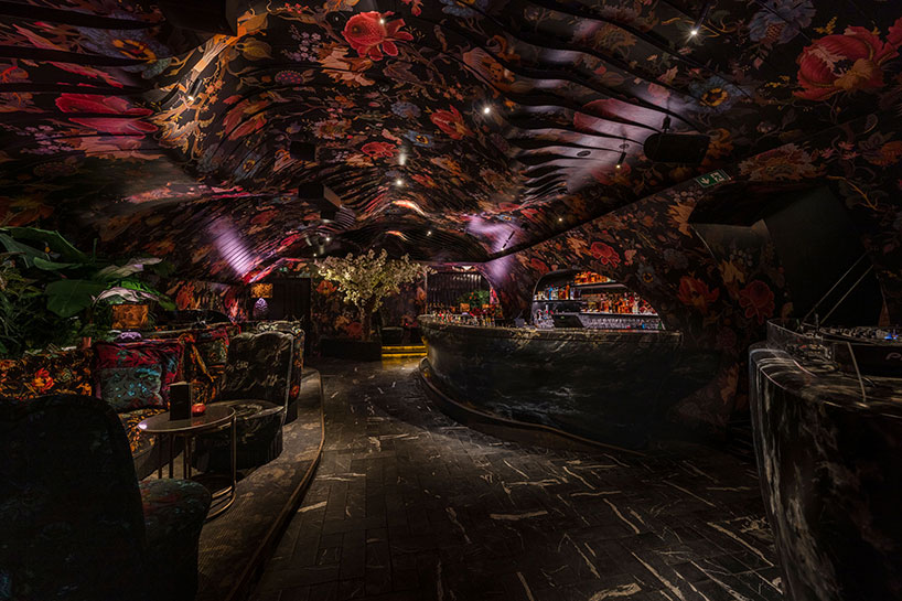 söhne & partner architekten installs manneristic undulating ceiling within nightclub in vienna