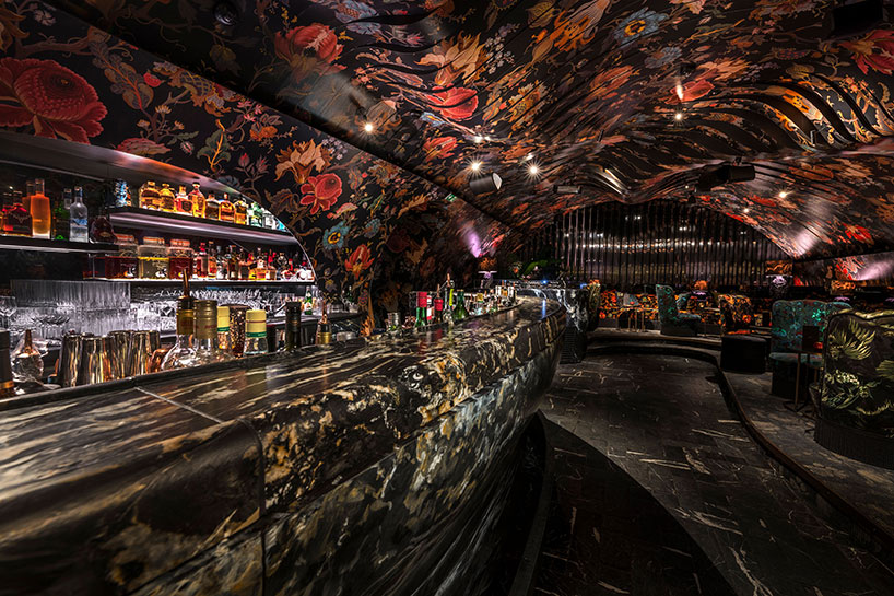 söhne & partner architekten installs manneristic undulating ceiling within nightclub in vienna